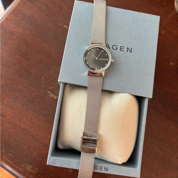 Skagen Stainless Steel Women’s Watch- like new condition! - Picture 1 of 6